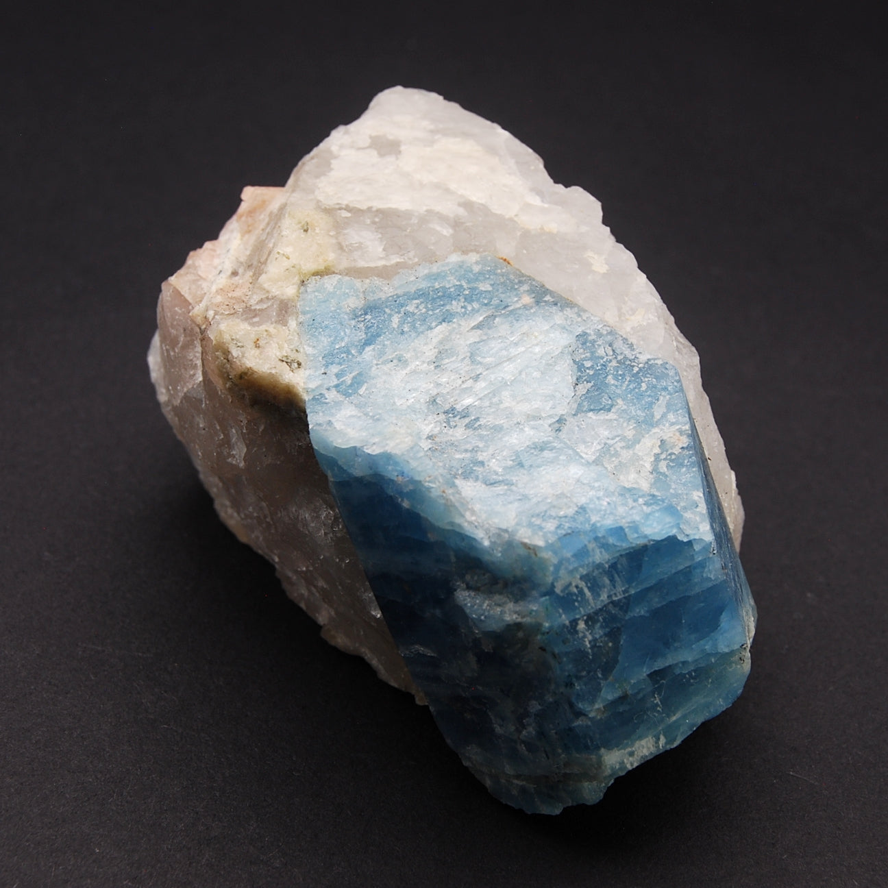 AQUAMARINE ON QUARTZ 405g