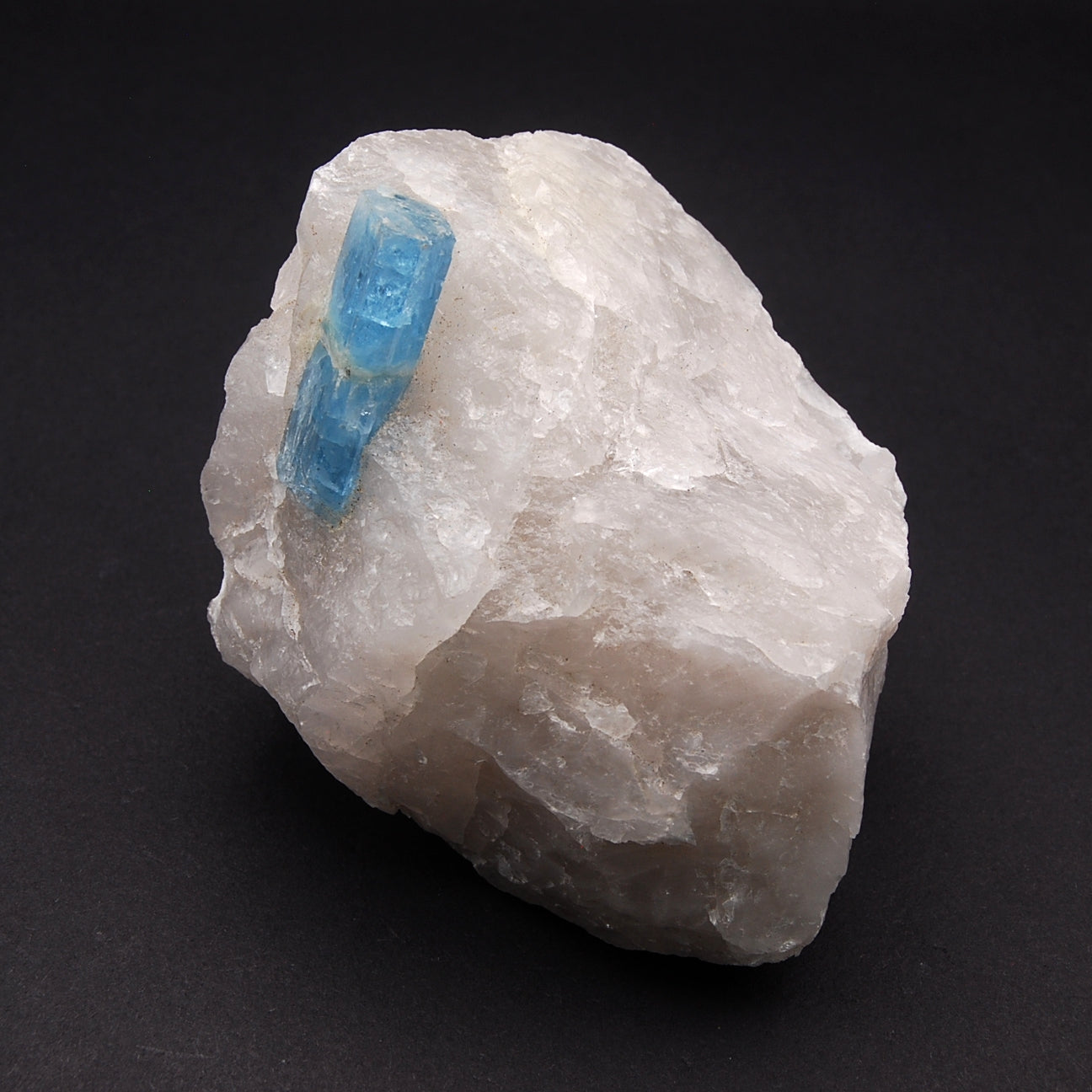 AQUAMARINE ON QUARTZ 653g
