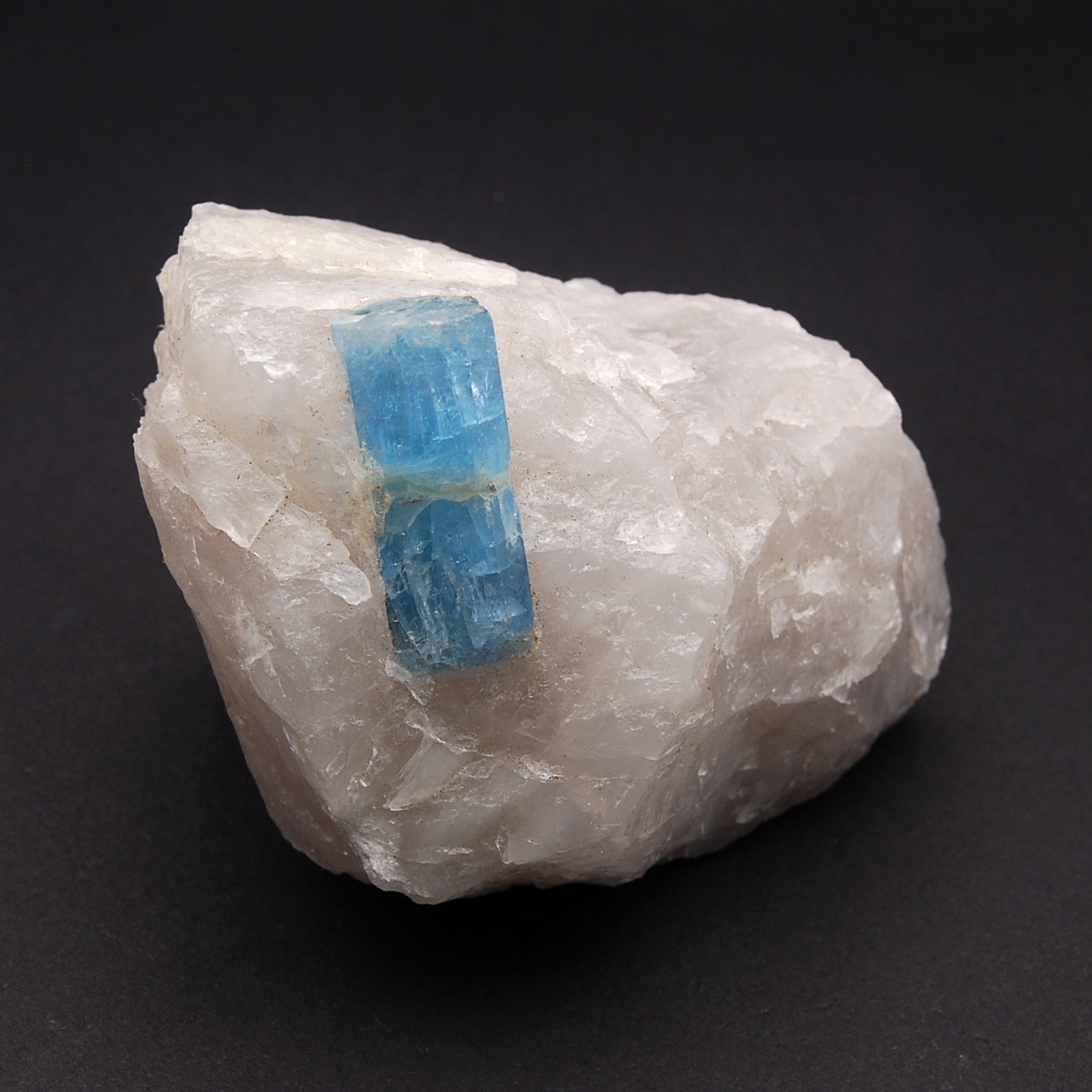 AQUAMARINE ON QUARTZ 653g