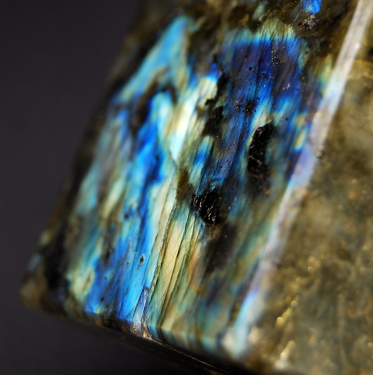 LABRADORITE - Cube 8.5cm