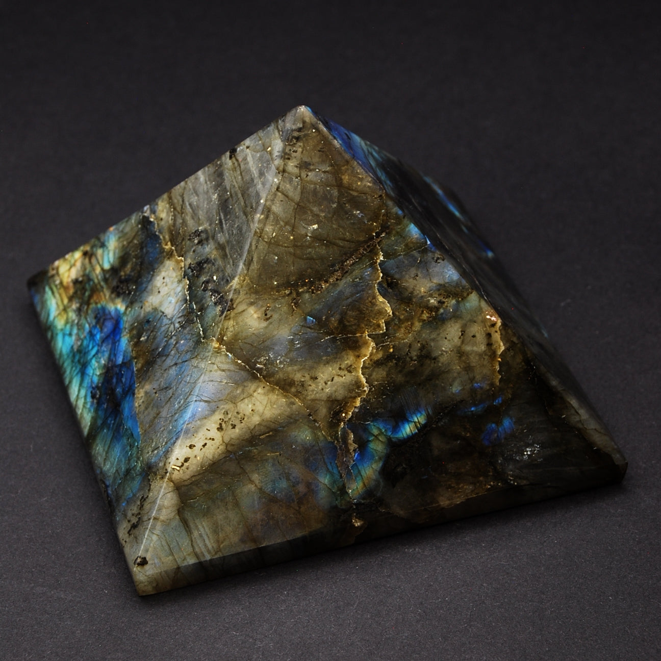 LABRADORITE - Pyramid 9cm