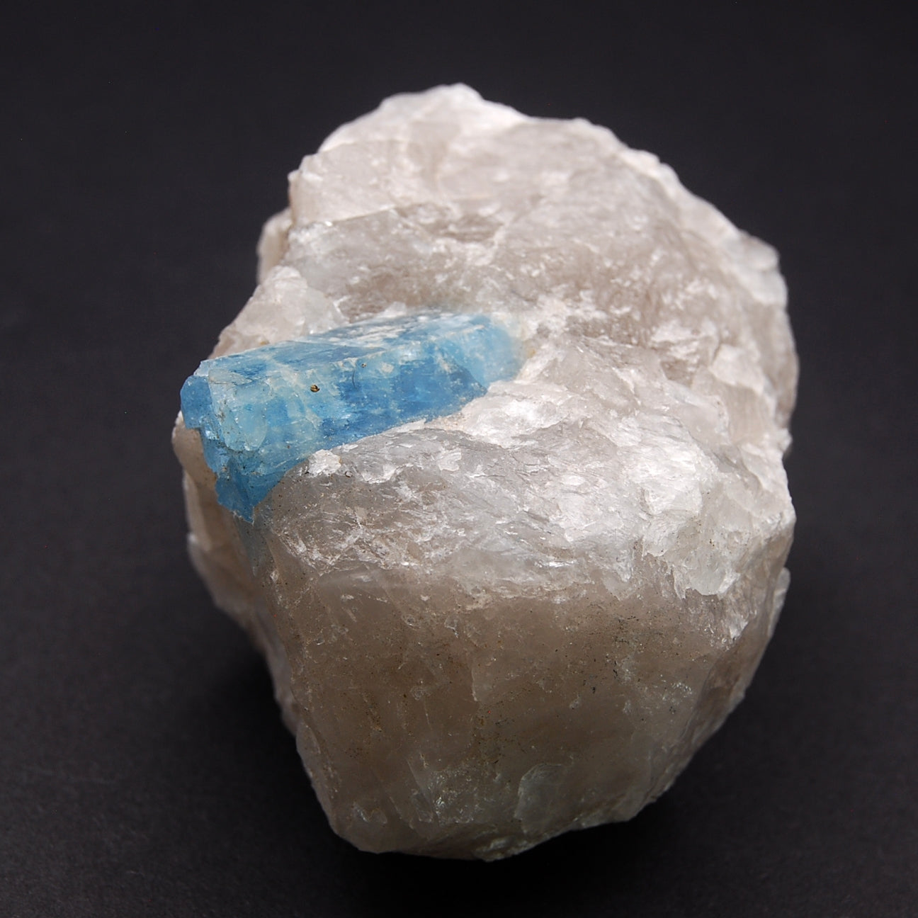 AQUAMARINE ON QUARTZ 317g